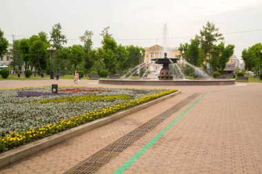 Rusya 'nın Kaluga bölgesinde çeşmeli şehir meydanı manzarası.