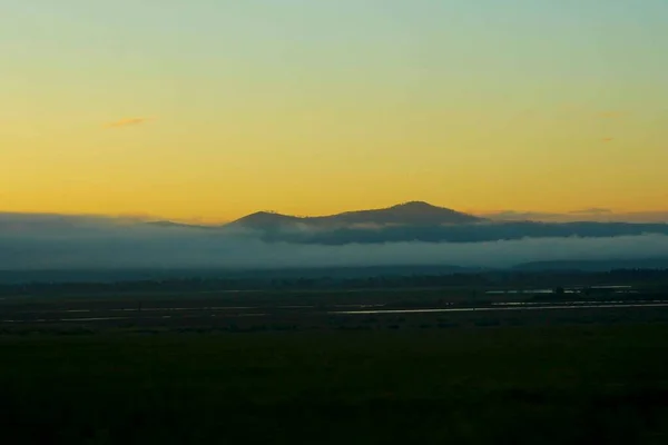 Landschap Mist Het Veld Zonsondergang — Stockfoto