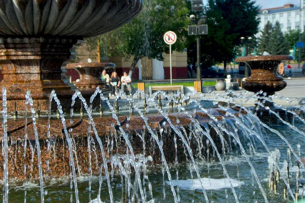 Quellen Mit Großen Wasserstrahlen Sommer — Stockfoto