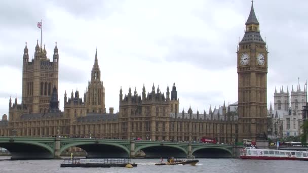 Westminster Bridge, het Parlement en de Big Ben — Stockvideo