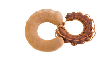 Beyaz arkaplanda tatlı demirhindi.