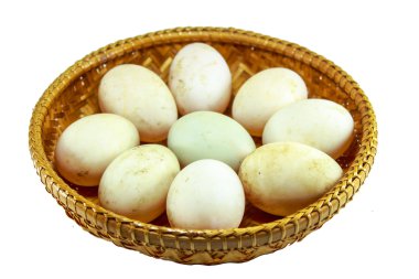  Bambu kase sepette beyaz arka plan üzerinde ördek yumurta