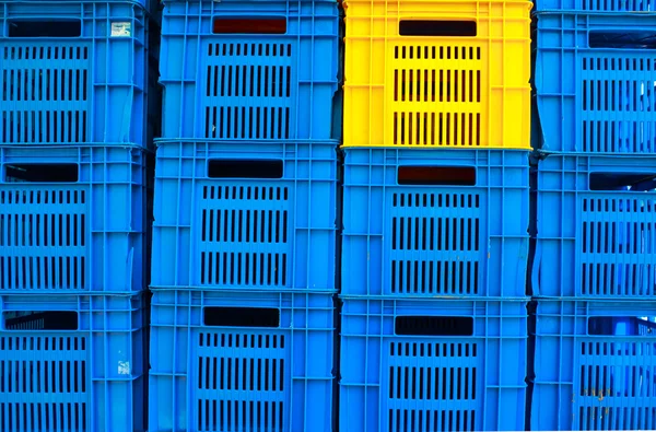 Pile de caisses multicolores. Contexte abstrait — Photo