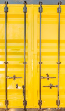 Rıhtımda renkli konteynır yığını