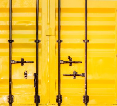 Rıhtımda renkli konteynır yığını