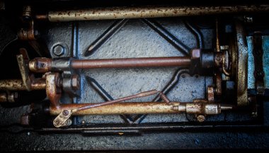 Beyaz arkaplanda izole edilmiş eski dikiş makinesi