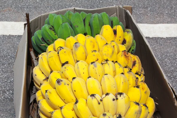 Bananer i rutan på gatan — Stockfoto