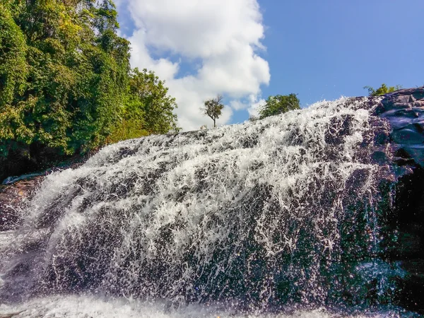Hluboké lesní vodopád u Thaisantisuk vodopádu národní Park — Stock fotografie