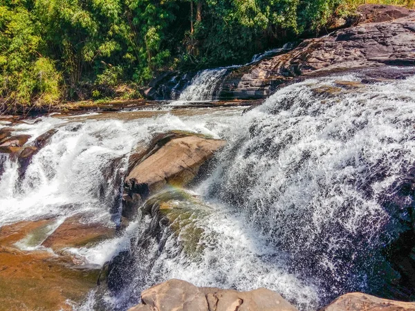 Hluboké lesní vodopád u Thaisantisuk vodopádu národní Park — Stock fotografie