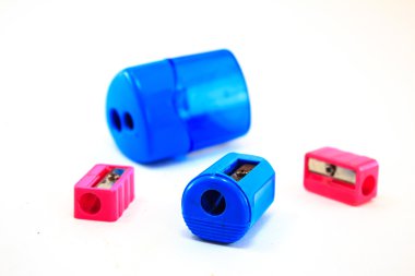 Beyaz zemin üzerine pembe ve mavi kalemtıraş