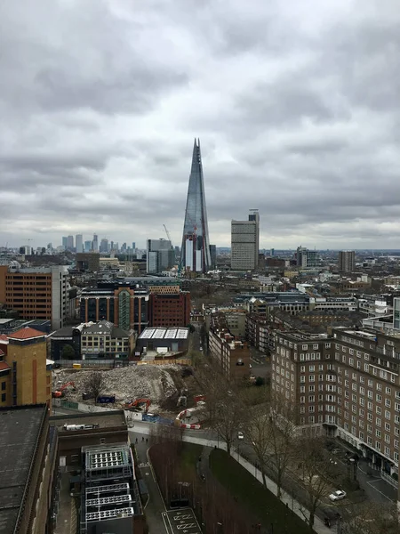 Високий будинок у лондонській панорамі — стокове фото
