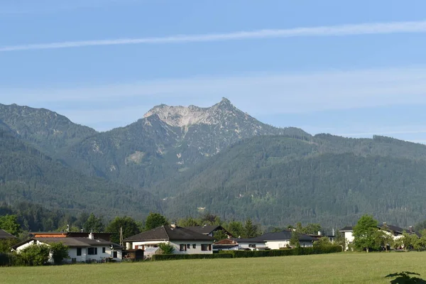 Village Heiden com uma montanha ao fundo — Fotografia de Stock