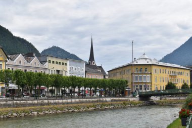 Eski şehir Kötü Ischl mavi gökyüzünün altında Traun nehrinde