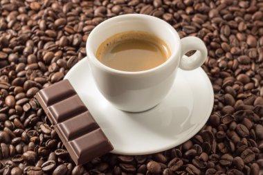 Espresso bir fincan Çikolata kahve çekirdekleri ile