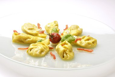 Domates mozzarella ve fesleğen ile mantı