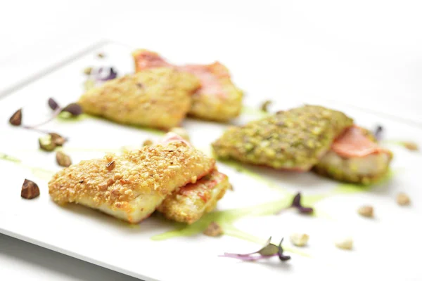 Filetes de salmonete rojo en corteza de avellana cacahuetes y pistachos —  Fotos de Stock