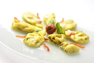 Domates mozzarella ve fesleğen ile mantı