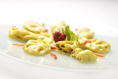 Domates mozzarella ve fesleğen ile mantı