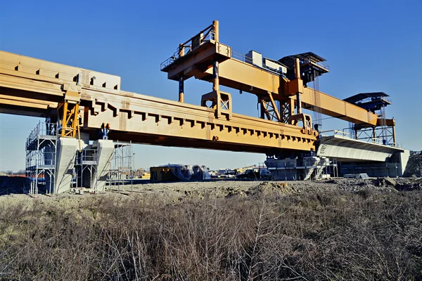 Grue aérienne pour l'installation de sections de viaduc — Photo