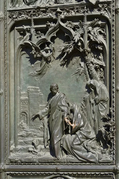 Χάλκινη πόρτα της λεπτομέρειας Καθεδρικός Ναός Μιλάνου — Φωτογραφία Αρχείου