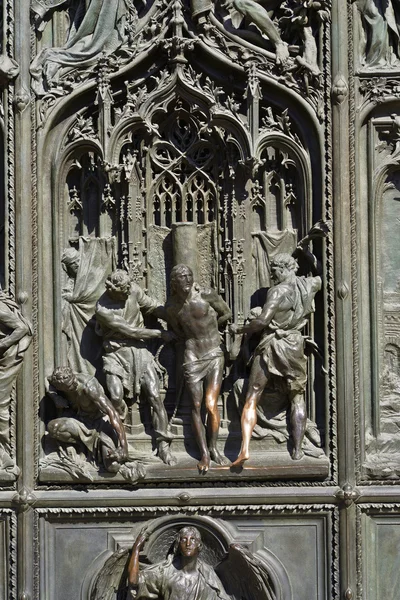 Brązowe drzwi Milan Katedra szczegółów — Zdjęcie stockowe