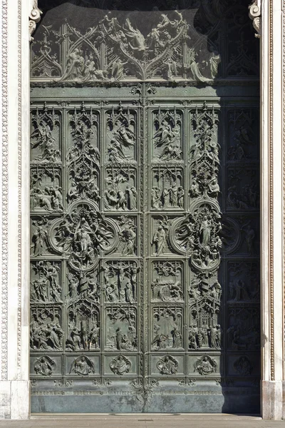 Bronze door of the Milan cathedral detail — Stock Photo, Image