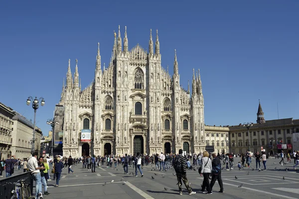 Duomo Square Milan with tourists in spring — Stock Photo, Image