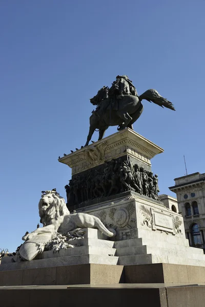 León y palomas Plaza del Duomo Milán — Foto de Stock