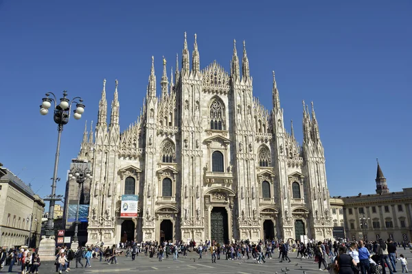 Duomo Square Milan with tourists in spring — Stock Photo, Image