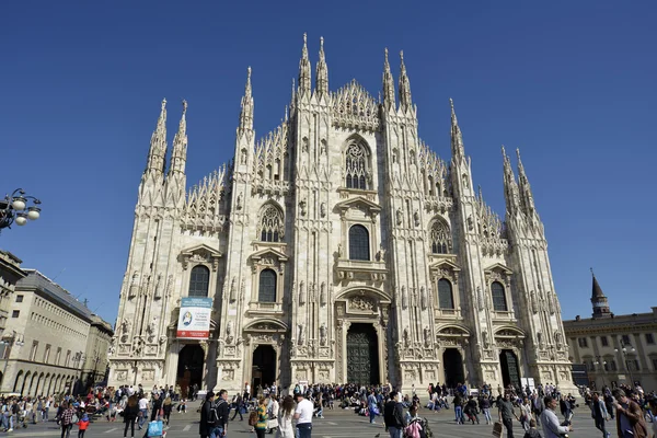 Duomo Square Milan with tourists in spring — Stock Photo, Image