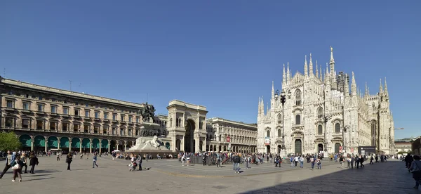 Plein van de Duomo Milaan met toeristen in het voorjaar — Stockfoto