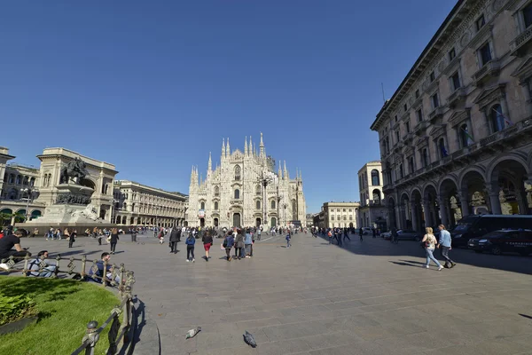 Plaza del Duomo Milán con los turistas en primavera — Foto de Stock