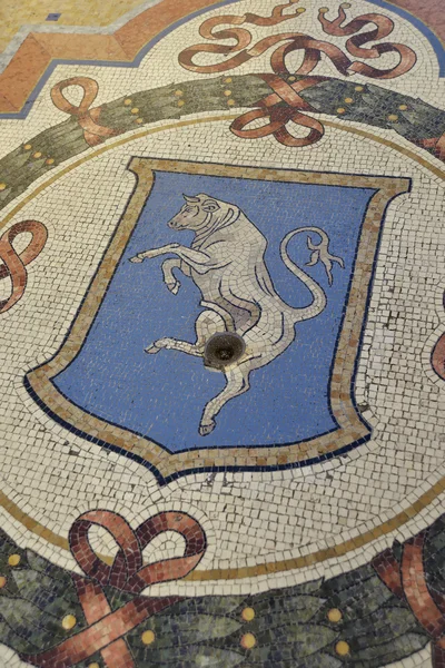 Μωσαϊκά ταύρος σε το Galleria Vittorio Emanuele στο Μιλάνο — Φωτογραφία Αρχείου