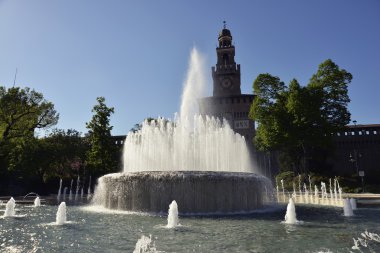 Çeşme ve Castello Sforzesco Milano