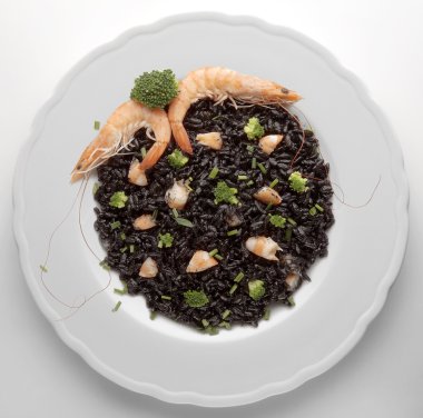 Siyah mürekkep balığı ve karides risotto