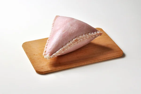Cappello del prete salame in varkensvlees korst aan snijplank — Stockfoto