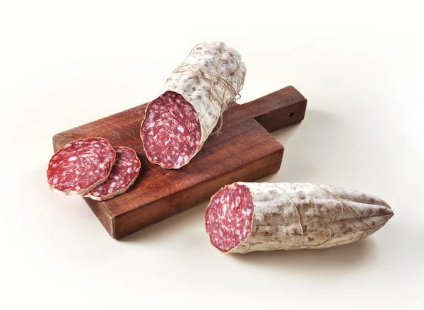 Salame sul tagliere — Foto Stock