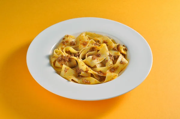 Tál fettuccine tészta bolognai szósszal — Stock Fotó