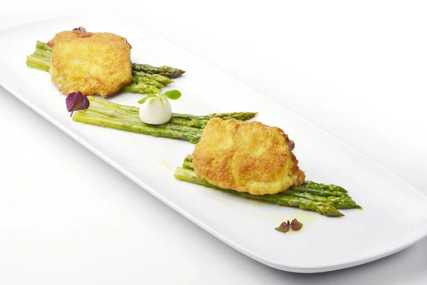 Tuz cod kotletpane Milanese stil kuşkonmaz ile balık yemek — Stok fotoğraf