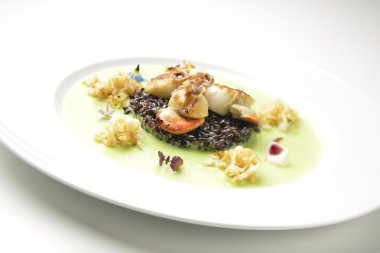 Meze tarak ve bezelye krem üzerinde siyah pirinç kızarmış