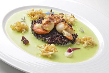 Meze tarak ve bezelye krem üzerinde siyah pirinç kızarmış