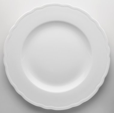 Dalgalı kenar yukarıda da görüleceği ile beyaz yemek düz plaka