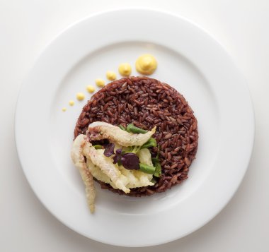 Çanak kırmızı pirinç, Balık tempura ve Brüksel lahanası