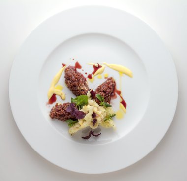 Quenelle kırmızı pirinç ile yemek balık tempura ve Brüksel lahanası