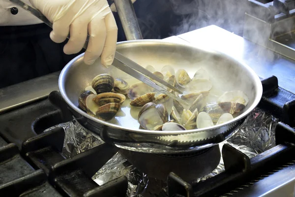 Подробное приготовление моллюсков на сковороде — стоковое фото