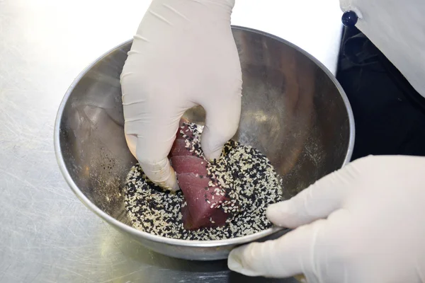 Подготовка филе тунца с семенами кунжута — стоковое фото