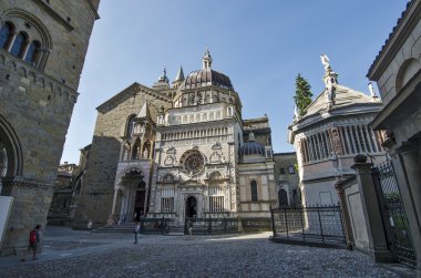 Bergamo Duomo Meydanı ve Colleoni Şapel Baptistry: