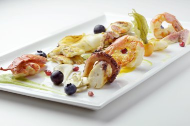 Sonbahar meyve ile kızarmış balık salatası