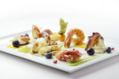 Sonbahar meyve ile kızarmış balık salatası