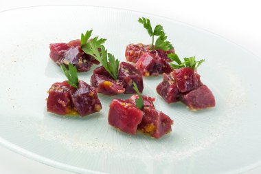 Rawbluefin tuna ravigote sos ve maydanoz parçaları